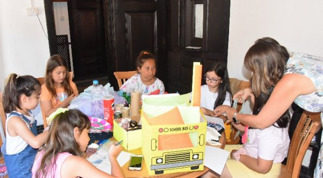 Bozüyük'te atık malzemeler kostüme dönüşüyor