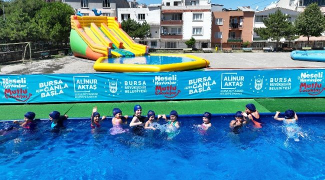 Bursa'da okul bahçeleri çocukları serinletiyor!