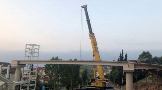 Darıca feribot yolu üstgeçidinin kirişleri monte edildi