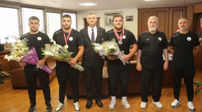 Gölcüklü güreşçilerden Kırkpınar dönüşü Başkan Yıldırım'a ziyaret