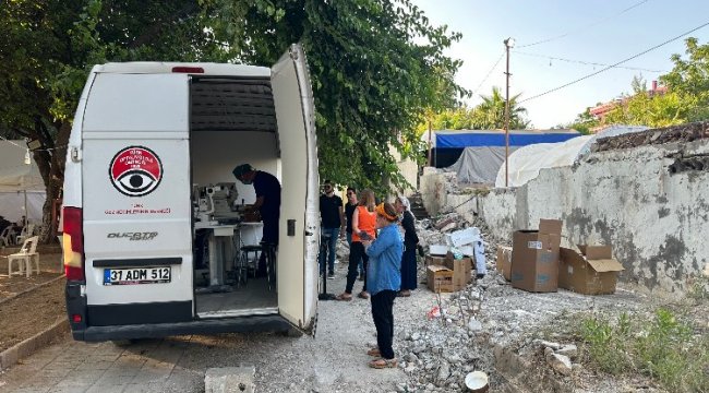 Gönüllü göz hekimlerinden afetzedelere mobil muayene