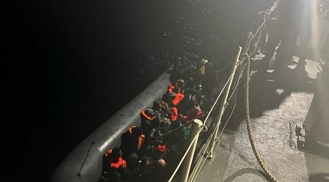 İzmir açıklarında 28 göçmen yakalandı