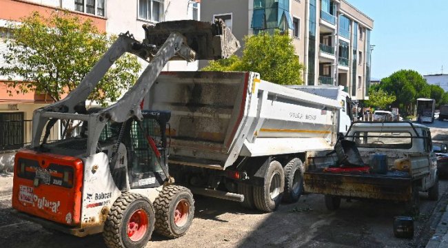 İzmir Karabağlar asfaltlamada sıcak dinlemiyor