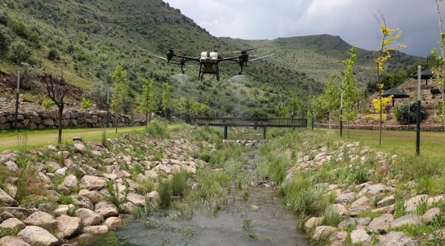 Kayseri Talas'ta droneli tarım ilaçlaması