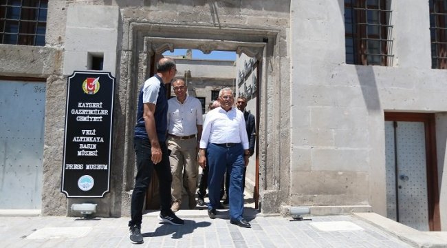 Memduh Büyükkılıç Basın Müzesi'ni gezdi