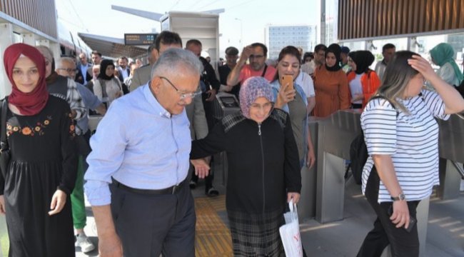 Memduh Büyükkılıç'tan tramvayla şehir turu
