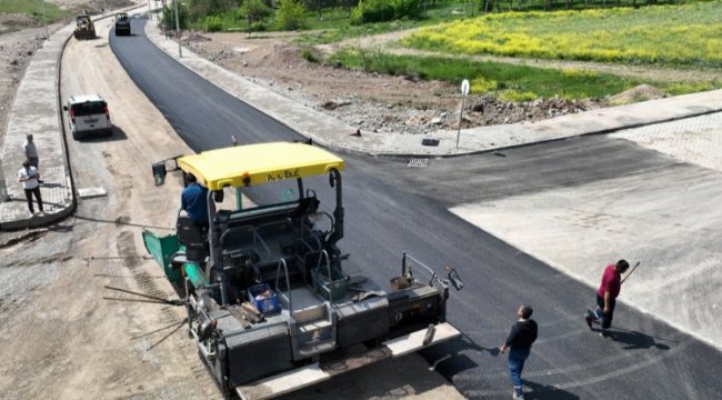 Sivas'ta Danişment Gazi TOKİ yolu yenileniyor