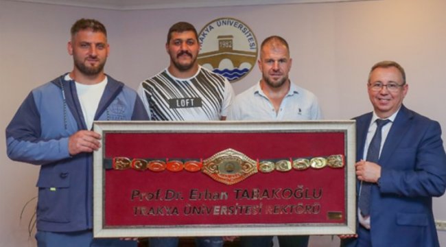 Üniversiteli pehlivana 'altın kemer' jesti