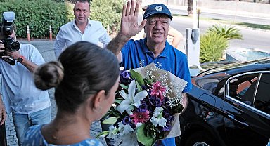 Başkan Engin çiçeklerle karşılandı