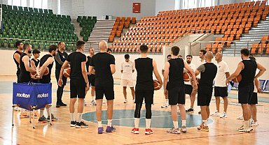 Basketbol takımı Çayırova'da sezonu açtı