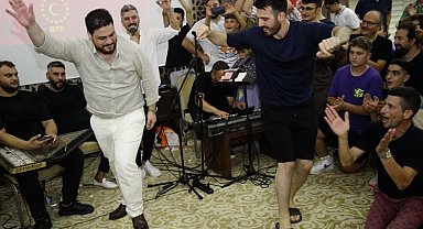 BTP lideri Hüseyin Baş gençlerle şarkı söyledi