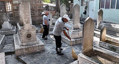 Bursa'da hazireler rutin temizlikte