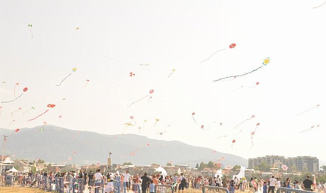 Bursa'da 'Zafer'e özel uçurtma şenliği