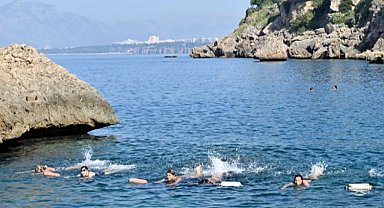 Denizde cimnastik yapıp kilo veriyorlar