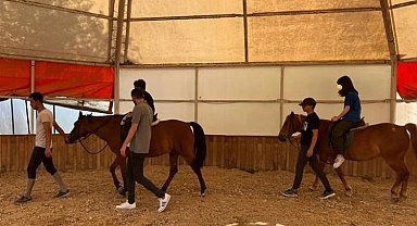 Dilovası'nın özel çocuklarına atlı terapi