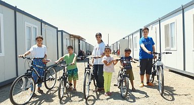 Gaziantep'te depremzede çocuklara bisiklet