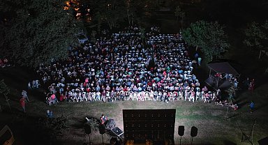 Gölcüklü miniklerin açık havada sinema keyfi