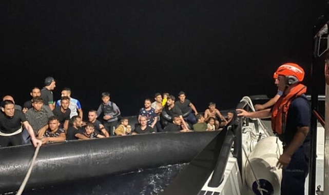 İzmir açıklarında 32 düzensiz göçmen yakalandı!