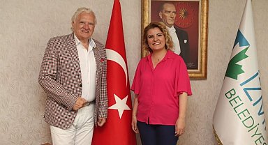 İzmit'in ödülünü Dünya Foklor Birliği Başkanı getirdi