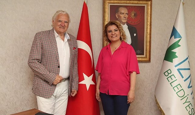 İzmit'in ödülünü Dünya Foklor Birliği Başkanı getirdi