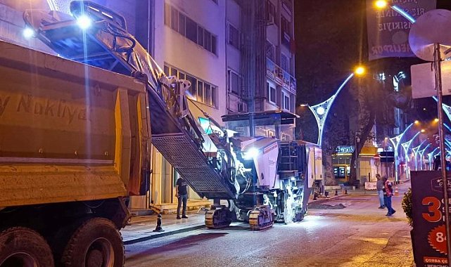 Kocaeli İzmit'te asfaltlamada gece mesaisi