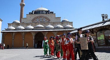 Konyalı gençler canlı tarih turunda öğreniyor