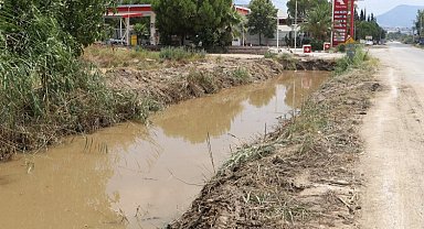 Manisa'da derelerin olası taşkınlara karşı temizliği sürüyor