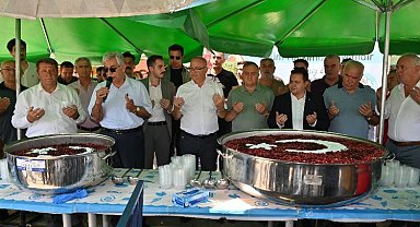 Manisa'da pazaryerlerinde aşure ikramı