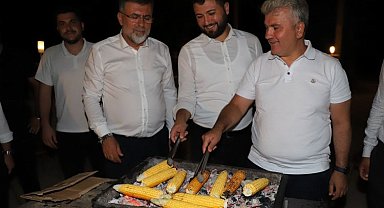 Milletvekili Canbey'den gençlere mısır kebap