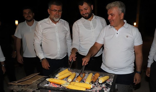 Milletvekili Canbey'den gençlere mısır kebap