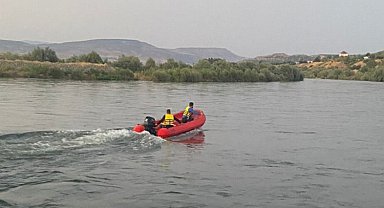 Murat Nehri'nde balık tutarken mahsur kaldılar!