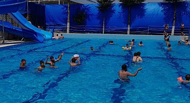 Pazaryeri'nde sıcaktan bunalanlar havuzda serinledi