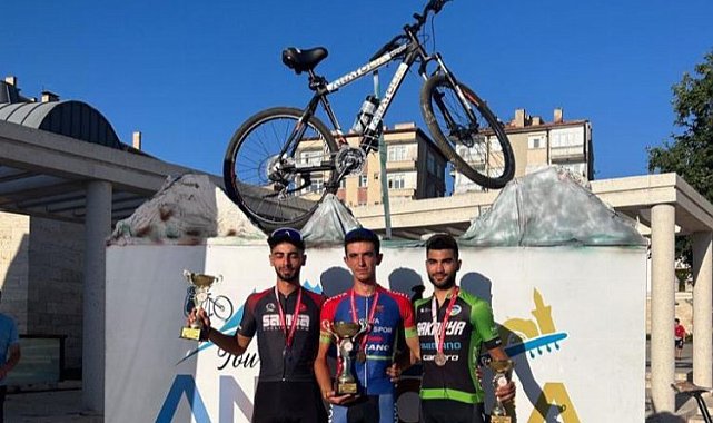 Sakaryalı sporcular 'Milli' formayla tozu dumana kattı