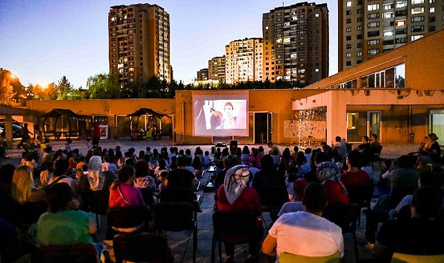 Sıcaktan bunalanlara açık hava sinema keyfi