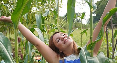 Topladığı mısırları közde pişirdi!
