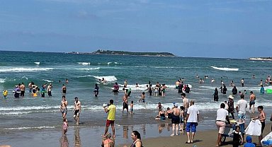 Yüzlerce insanı boğulmaktan kurtardılar