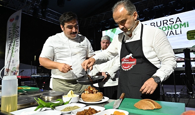 Başkan pişirdi, vatandaşlar yedi