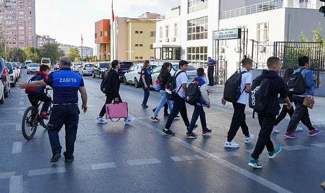 Beylikdüzü Zabıtası öğrenciler için görev başında