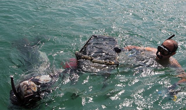 Bodrum'da deniz dibi temizliği sürüyor