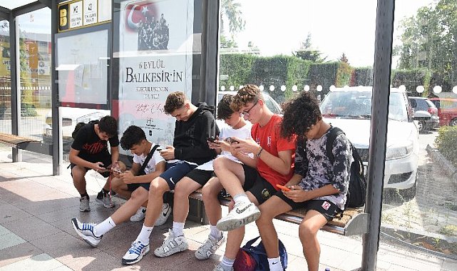 Gençler yeni mekanı otobüs durakları!
