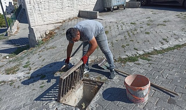 Gördes'te yağmursuyu ızgaraları temizleniyor