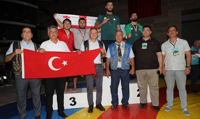 Hatay'daki Aba Güreşi'nde İranlı güreşçiler rakip tanımadı