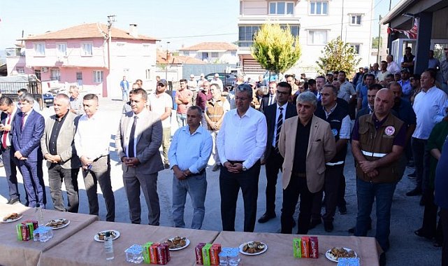Manisa afetten etkilenen çiftçilerin yanında