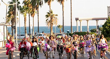 Süslü kadınlar pedal çevirdi