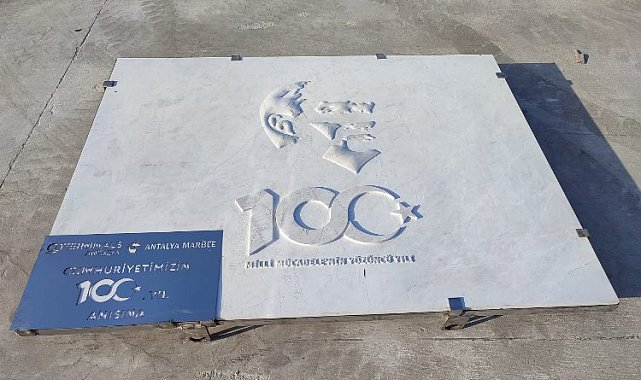 700 kiloluk 'mermer anıt taş' denize indirildi