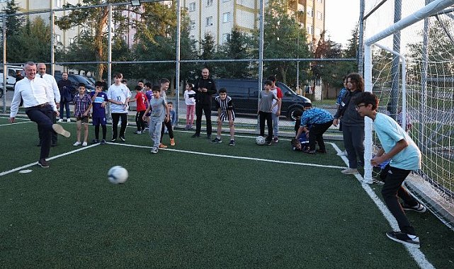 Başkan Büyükakın, Çayırova'da çocuklarla futbol oynadı
