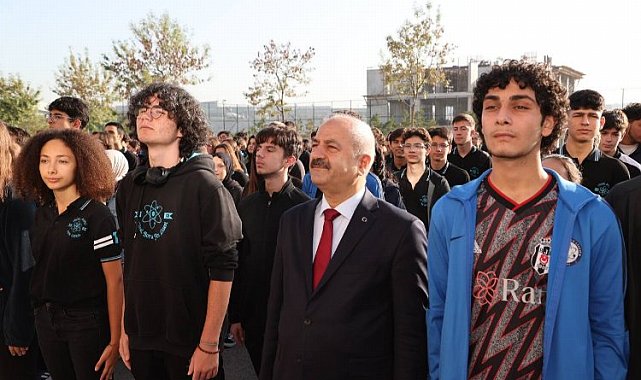 Başkan Büyükgöz liselilerle bayrak töreninde