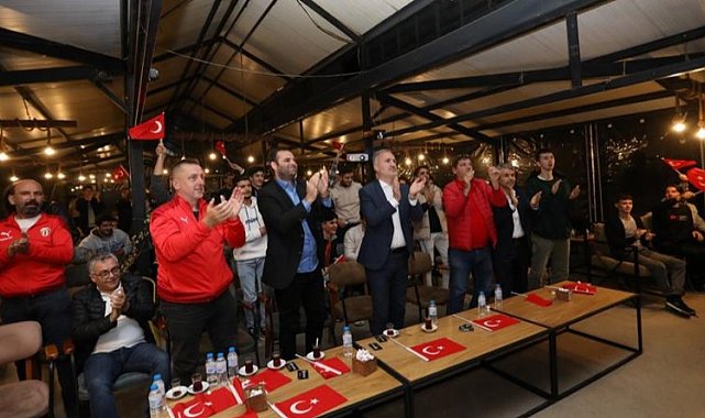 Bursa İnegöl tribününde milli coşku