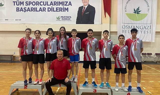 Bursa Osmangazi Badminton takımının şampiyonluk sevinci