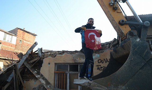 Bursa Osmangazi'deki yıkımda bayrak hassasiyeti